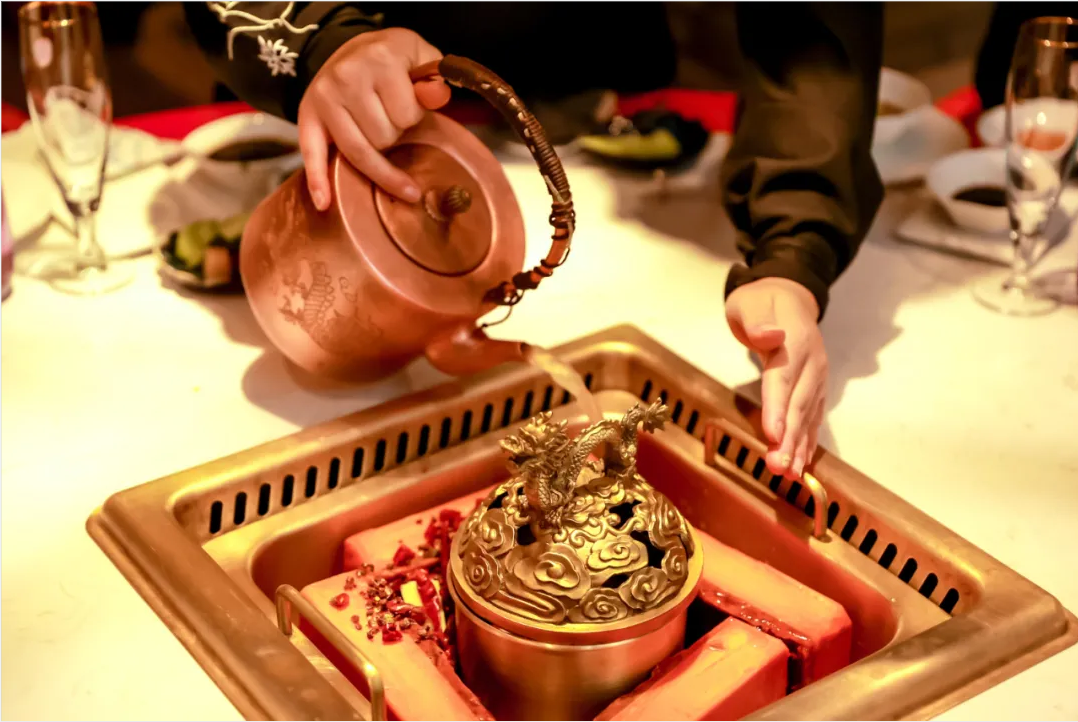 火鍋“新物種”強勢崛起！“發(fā)酵鍋底”正在升級火鍋賽道